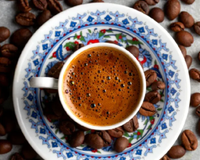 Como o café descafeinado perde a cafeína? O processo por trás da bebida vai te surpreender