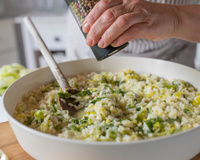 Todo mundo acha que pedi delivery de restaurante quando sirvo esse risoto de alho-poró no jantar