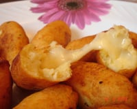 Bolinho de mandioca recheado com queijo