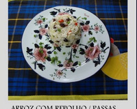 Arroz com repolho, passas e temperinhos verdes