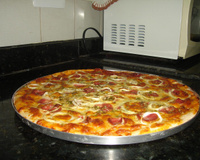 Pizza com calabresa, cebola, alho e pimentão