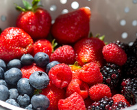 Nem água corrente, nem vinagre: fruta com mais pesticidas que morango precisa ser higienizada corretamente antes de comer!