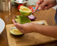 Se você tem cascas de abacate, você tem um tesouro: 5 maneiras de reaproveitar em casa para não jogá-las no lixo