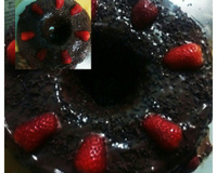 Bolo de chocolate e calda de chocolate