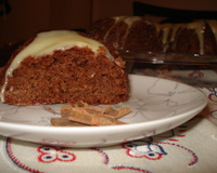 Bolo de canela com cobertura de chocolate branco