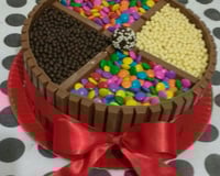 Bolo de Kit Kat com M&M'S e Nutella