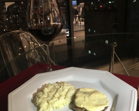 Filé mignon ao molho de mostarda com risoto de alho-poró