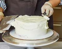 Essa cobertura de glacê com leite condensado é a melhor e serve para qualquer tipo de bolo