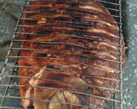 Peixe assado na brasa