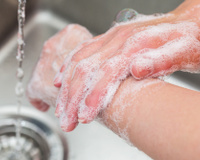 Como os cozinheiros profissionais lavam as mãos