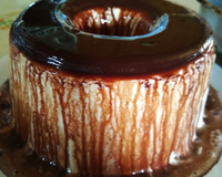 Pudim gelado com calda de chocolate