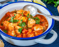 Cação ao molho de tomate com pimentão, cebola e temperos