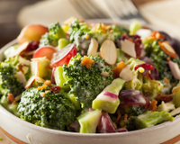 Receita de salada de brócolis deliciosa para um jantar leve e saudável