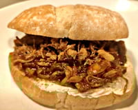Sanduíche de porco agridoce (Pulled Pork)