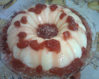 Manjar de coco com calda de morango