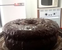 Bolo de cenoura com calda de chocolate