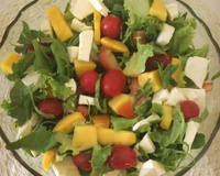 Salada de rúcula com manga e tomate cereja