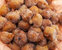 Sempre que faço esse bolinho de chuva, o prédio inteiro fica cheiroso e meus vizinhos imploram por um pouquinho!