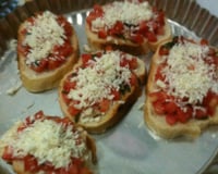 Bruschetta de tomate com manjericão