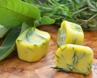 Gelo de ervas no azeite: a dica perfeita para ter mais praticidade na cozinha e conservar os temperos por mais tempo