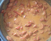 Estrogonofe de salsicha com azeitonas pretas e pimentão