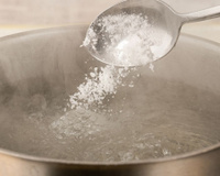 Sal na água do macarrão antes ou depois de ferver? "Muito sal de uma só vez significa muitas bolhas, ou seja..."