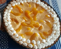 Torta de biscoito triturado com pêssego