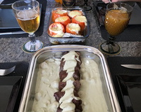 Filé mignon ao molho gorgonzola e tomates recheados