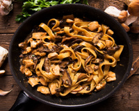 Tagliatelle com cogumelos porcini: a receita rápida e cremosa com cheirinho de almoço em família ou de jantar improvisado para convidados