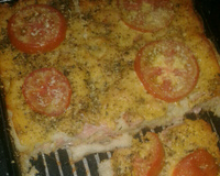 Torta de pão de forma com queijo e presunto