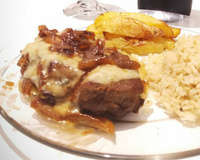 Entrecot acebolado com molho gorgonzola