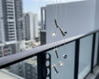 Para que serve pendurar parafusos com fios na varanda? Truque simples ajuda a resolver problema comum sem precisar chamar um profissional