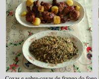 Coxas e sobrecoxas do fogo ao forno, acompanhadas de farofa de passas e maçã