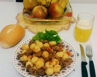 Nhoque de mandioca com ragu de carne seca e queijo coalho