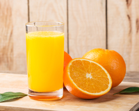 Entre a agilidade e a potência, entenda qual espremedor cabe melhor no seu dia a dia