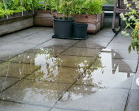 Morador cria solução genial para problema de água da chuva no quintal e compartilha vídeo: "Funcionando perfeitamente"