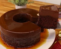 Bolo pudim de chocolate: receita sem erro para desenformar com duas camadas perfeitas