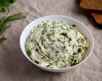 Sabor a jato para pães, massas, carnes, aves e peixes com essa manteiga de alho que aprendi com um chef