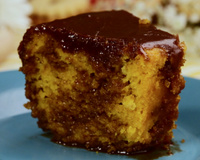 Bolo de cenoura com calda de chocolate que derrete na boca