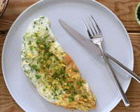 Omelete de clara de ovos com erva finas: uma receita fácil para um jantar leve e nutritivo