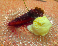 Torta de cream cheese com geleia de jabuticaba