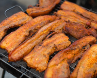 Açougueiros concordam: nem bisteca, nem lombo são as melhores carnes de porco para o churrasco e o TudoGostoso revela o corte preferido