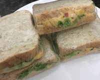 Sanduíche natural de frango bem temperado