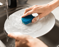 Adeus esponja de cozinha? Estudo revela que esse item pode liberar microplásticos, e o TudoGostoso explica