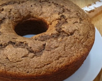 Bolo de banana (com casca e tudo!) molhadinho e delicioso para no café da manhã ou à tarde: receita fácil e nutritiva