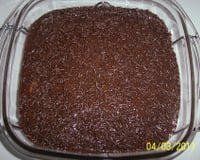 Bolo de baunilha com gotas de chocolate e cobertura (super fofo)