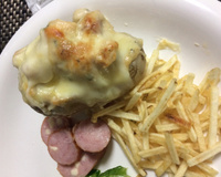 Batata recheada ao molho de queijo com frango