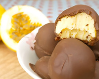 Aprenda a fazer trufa de chocolate com maracujá: combinação perfeita, recheio cremoso e casquinha crocante