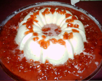 Pudim de maria-mole com calda de morangos