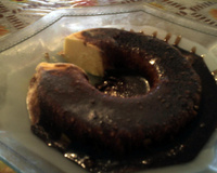 Sorvete de leite condensado com calda de chocolate